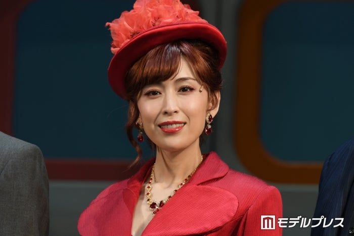 雛形あきこ、美ボディ際立つビキニショットに反響「ずっと変わらないスタイルの良さ」「絵になる美しさ」
