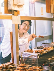 SixTONES森本慎太郎、名物商店街でほっこり食べ歩き 焼き鳥をもぐもぐ＆私服お買い上げする姿も