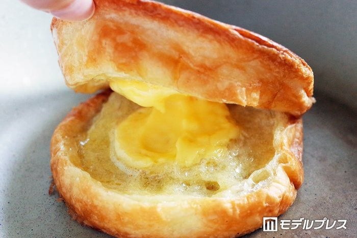 サクじゅわ食感が幸せすぎる!ファミマ“も~っちり”クロワッサンが“ある一手間”でベーカリーの焼き立て級に