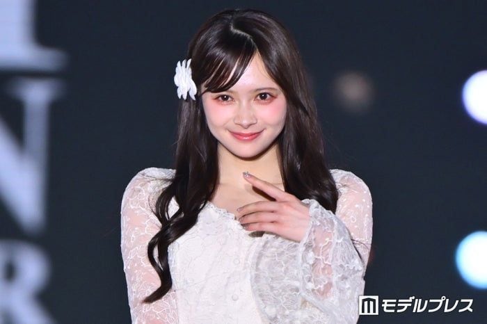 “顔面重要文化財”AKB48センター伊藤百花、流し前髪×シースルーミニワンピで雰囲気ガラリ【関コレ2026A/W】