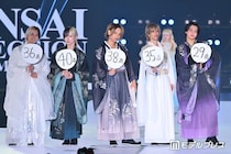 リアルピース、年齢記載うちわ手に堂々ランウェイ「見えない」「若々しすぎる」と反響殺到【関コレ2026A/W】