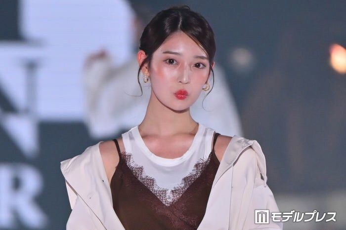 元乃木坂46阪口珠美、アシメキャミから美脚&肩チラリ「息を呑む美しさ」「スタイル良すぎ」と反響続々【関コレ2026A/W】