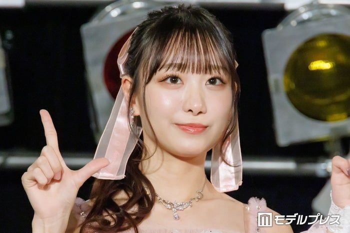 =LOVEメンバー、美脚際立つミニスカオフショットに反響「破壊力すごい」「コーデセンスが神」