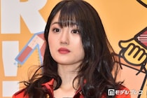 “可愛すぎる新喜劇女優”小寺真理、圧巻美脚際立つミニスカスーツ姿に熱視線「大人の色気がすごい」「綺麗なボディライン」