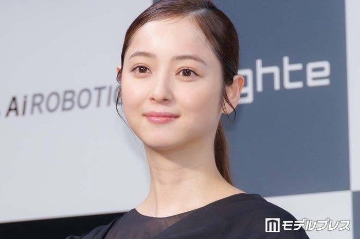佐々木希、ミニスカ制服姿に絶賛の声「似合いすぎてる」「清楚な雰囲気が素敵」