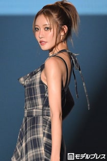 王林、変形ワンピースからスラリ美脚「着こなせるのすごい」「ポニーテール可愛い」の声【TGC松山2026】