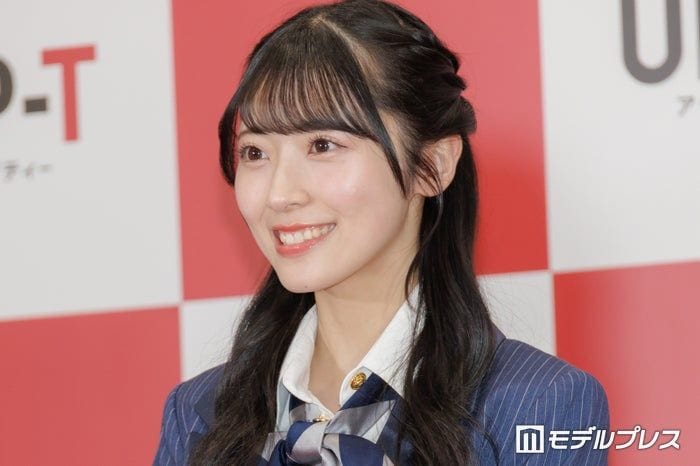AKB48佐藤綺星、ノースリミニワンピから美脚スラリ「モノトーンで大人可愛い」「透明感レベチ」と反響