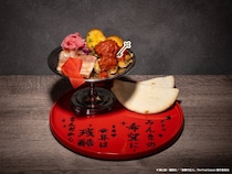 「そういう時期の進撃の巨人カフェ」新宿で開催 “厨二病”要素の描き下ろしイラストグッズも満載
