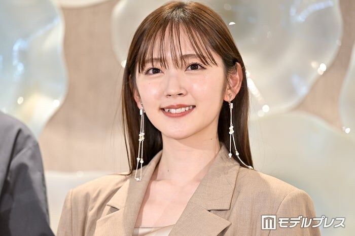 鈴木愛理、雰囲気ガラリのスモーキーメイク&キャミソール衣装姿公開「クールな雰囲気」「別人級」