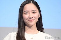 堀田真由、美肩際立つボリューム黒ドレス姿公開「華奢な肩憧れる」「上品な雰囲気で素敵」と絶賛の声