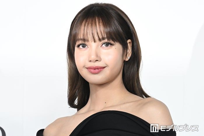 BLACKPINKリサ、美スタイル際立つビキニショットに熱視線「頭身バランスが神」「オーラ全開」