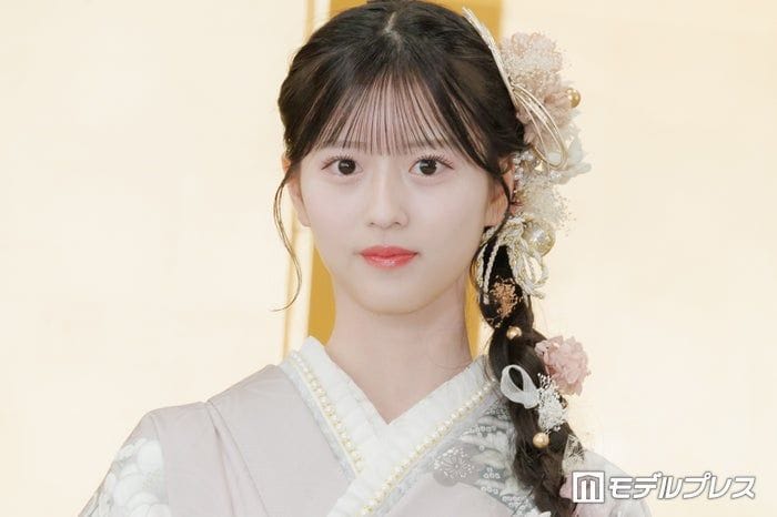 AKB48メンバー、ミニスカ衣装ショットに絶賛の声「制服似合いすぎてる」「脚長くて綺麗」