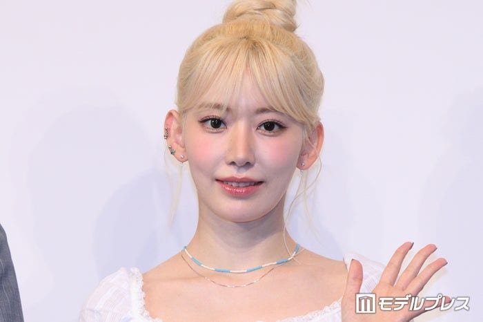 LE SSERAFIMサクラ、鍛えげられた美腹筋際立つミニ丈タンクトップ姿公開「異次元のスタイル」「努力の賜物」と絶賛の声