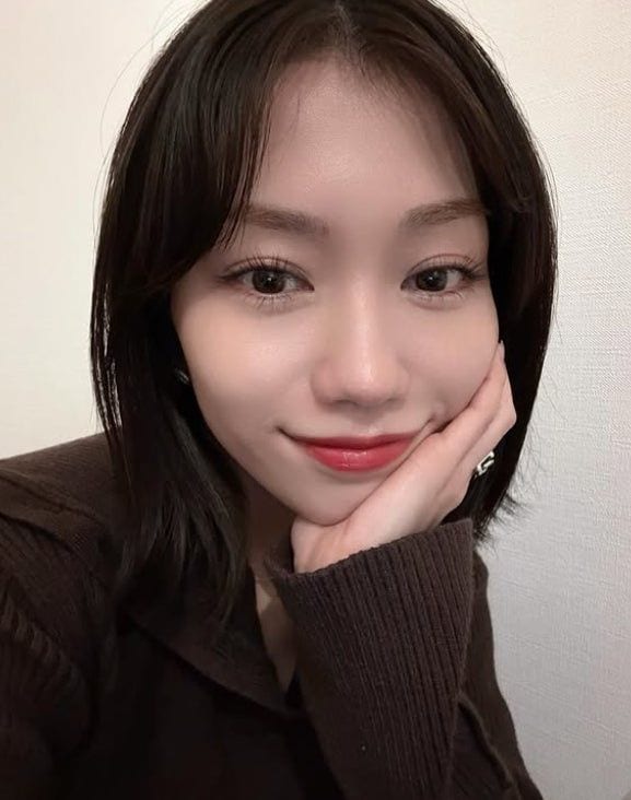 元AKB48メンバー、美脚透けるノースリワンピ姿に反響「黒が大人っぽくて素敵」「腰の位置が高くて神スタイル」