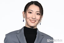 「VIVANT」出演女優「別班の任務ではありません」女医姿のオフショットが話題「確かに別人」「潜入捜査ではないよね」
