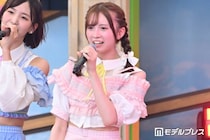 AKB48 メンバー、日ハムユニフォーム×ミニスカショットで美脚際立つショット公開「女神降臨」「スタイル抜群」