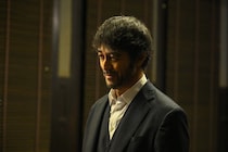「VIVANT」野崎（阿部寛）が向き合っている人物とは 第15話場面写真1カット先行解禁