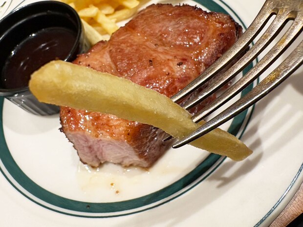 「想像よりはるかにデカい！」急増の行列店【マロリーポークステーキ】「1040円ランチ」お得すぎて驚き！の画像17