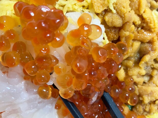 【角上魚類】海鮮だらけ「四色丼」が「なんて豪華！」1200円でうに、いくら、えび、ねぎとろ……とろける！の画像8