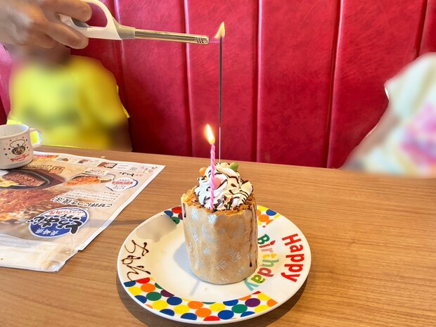 ＜入力中＞「これも無料！」【ブロンコビリー】誕生日サービス体験レポート、ケーキに刺さった花火に子ども大興奮！の画像13