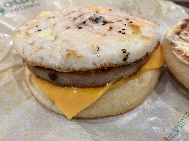 【ロッテリア】新モーニング「ソーセージエッグマフィン」、朝マックとは全然違う味わいに衝撃！の画像7
