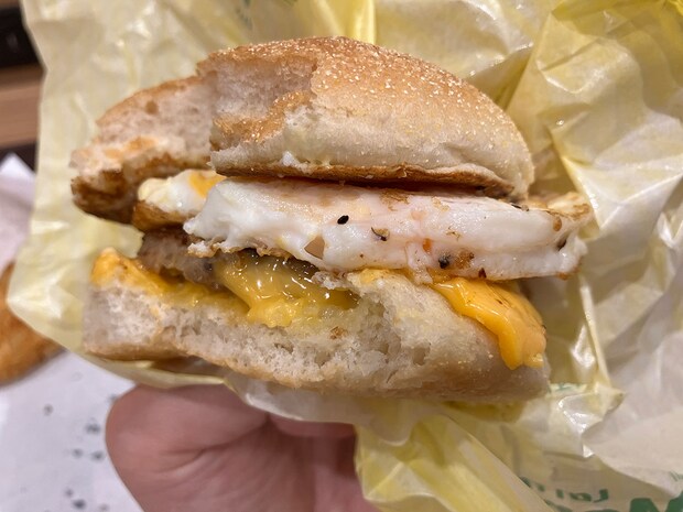 【ロッテリア】新モーニング「ソーセージエッグマフィン」、朝マックとは全然違う味わいに衝撃！の画像9