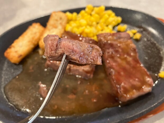 「これは白米必須で！」【サイゼリヤ】新メニュー1090円「ビーフステーキ」は「濃厚ソースが最高」の画像4