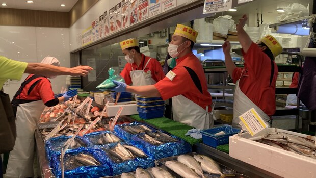 【角上魚類】お客さんがファンになる「親切係」の魅力とは？　「夕飯の献立相談」もおまかせ？（インタビュー後編）の画像3