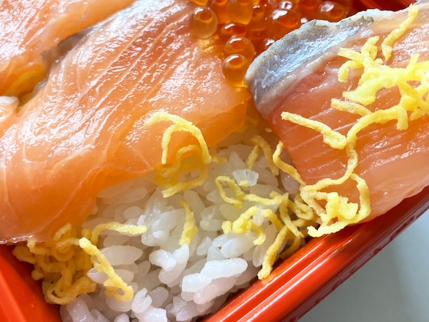 【角上魚類】700円「海鮮親子丼」プチプチはじけるいくらがたまらない！　「サーモンも厚くて大きい！」の画像6