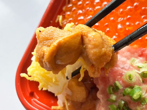 【角上魚類】海鮮だらけの900円「三色丼」うに、いくら、ねぎとろたっぷりでごはんが見えない！の画像7