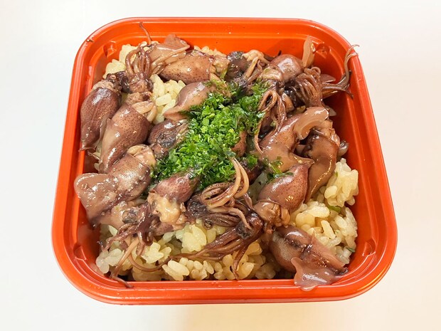 【角上魚類】380円「ホタルイカ飯」ご飯にぎっしり15杯！　濃厚な香りとハイコスパが最高！の画像3