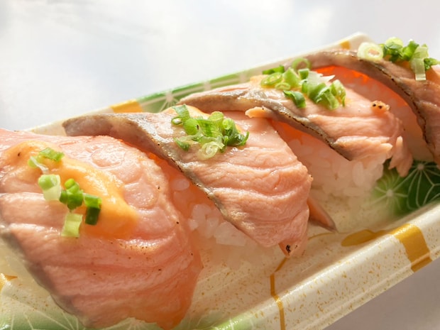 【角上魚類】サーモンが10cm級！480円「炙りチーズ寿司」は“半生”食感で最高の画像3