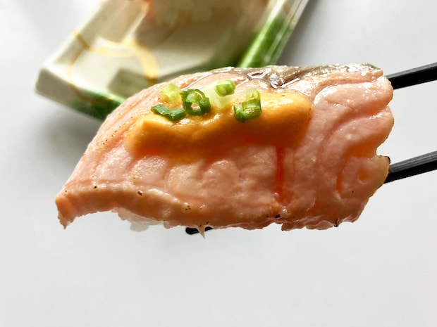 【角上魚類】サーモンが10cm級！480円「炙りチーズ寿司」は“半生”食感で最高の画像7