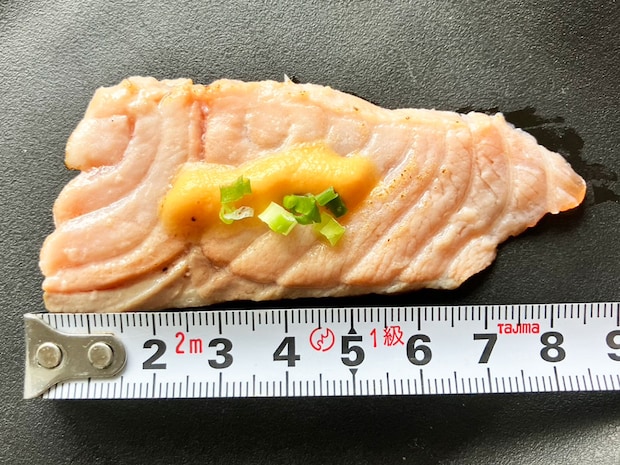 【角上魚類】サーモンが10cm級！480円「炙りチーズ寿司」は“半生”食感で最高の画像5