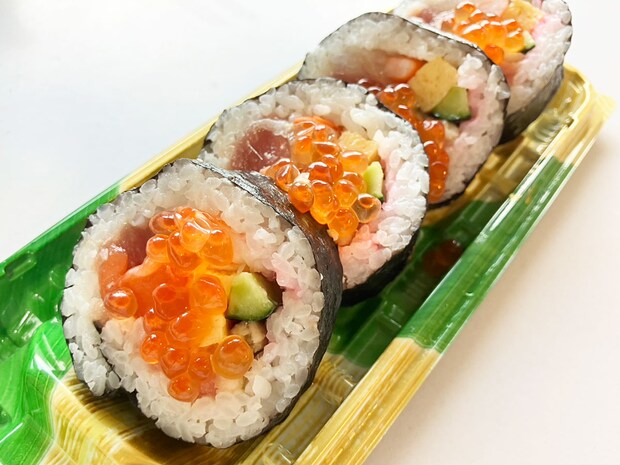 【角上魚類】超人気の800円「海鮮太巻」の中身は？　いくらたっぷり、具が10種類で幸せすぎる逸品の画像4
