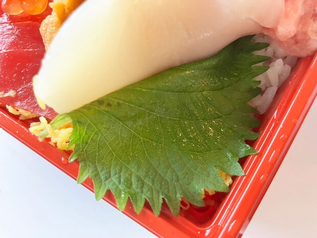 【角上魚類】950円「海鮮丼」多幸感がすごい！　うにやいくらなど10種類ドーン、太っ腹すぎる！の画像7