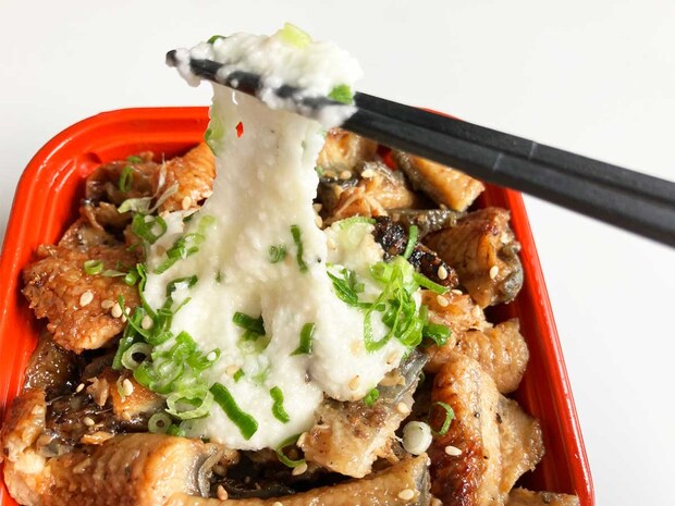 【角上魚類】600円なのに蒲焼たっぷり！ 「うなとろ丼」高コスパすぎて良心に脱帽の画像6