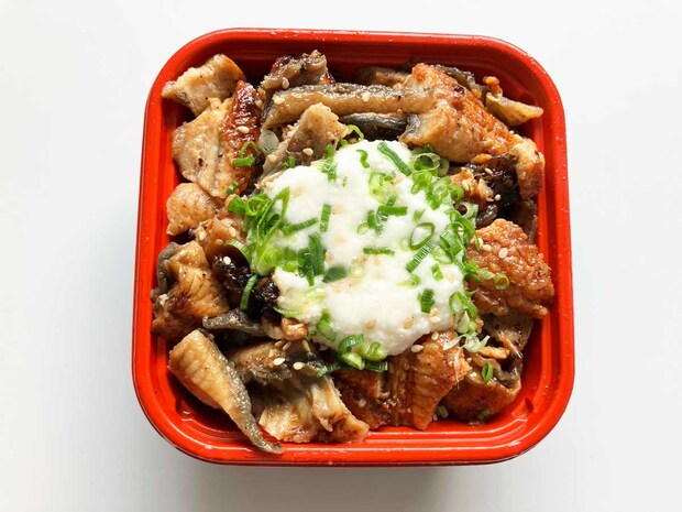 【角上魚類】600円なのに蒲焼たっぷり！ 「うなとろ丼」高コスパすぎて良心に脱帽の画像3