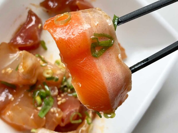 【角上魚類】312円「海鮮だらけのユッケ」韓国風の味付けが最高！　刺身がゴロゴロでかい！の画像9