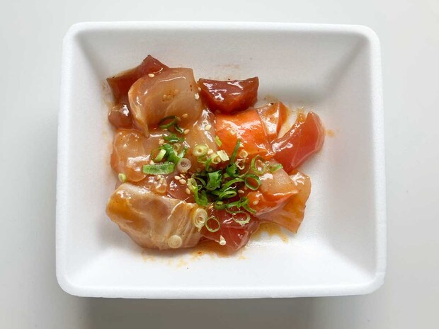 【角上魚類】312円「海鮮だらけのユッケ」韓国風の味付けが最高！　刺身がゴロゴロでかい！の画像5