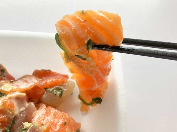 【角上魚類】400円「海鮮なめろう」普通とは違う！　魚が「ぶつ切り」で食べ応えが十分！の画像6