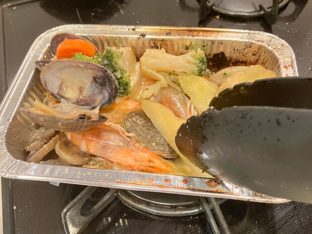 【角上魚類】海鮮だらけの「580円アヒージョセット」が豪華！　有頭えびなど具材8種の内容は？の画像7