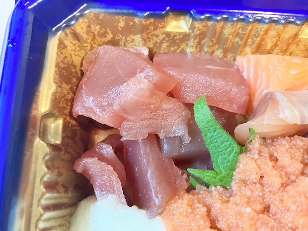 ＜校正中＞【角上魚類】お酒飲むなら500円「海鮮ばくだん」買ってみて！　まぐろ＆サーモンと明太子のハーモニーが最高の画像7