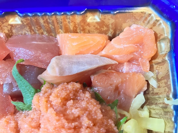 ＜校正中＞【角上魚類】お酒飲むなら500円「海鮮ばくだん」買ってみて！　まぐろ＆サーモンと明太子のハーモニーが最高の画像6