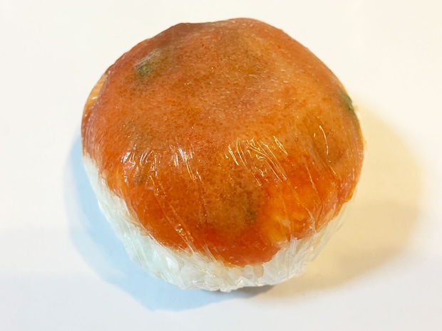 【角上魚類】300円「角上明太子おにぎり」はコスパ最高レベル！　中に隠れたサプライズ具材がうれしい！の画像2