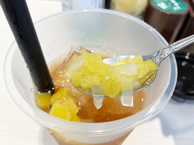 「ほぼ栗」でびっくり！【魚べい】300円スイーツ大福は「おいしすぎて感動！」栗丸ごとでデパ地下の味わいの画像5