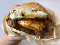 1450円「月見バーガー」史上で最高額？　食べたら衝撃……「餅と大量の黒トリュフ」が背徳感！