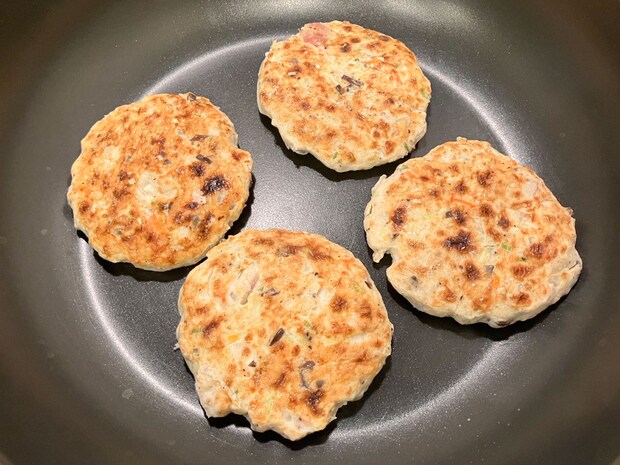 【角上魚類】新作「ハンバーグ」は、食感が「ブリブリ！」大きめカットの“アレ”が最高！の画像7