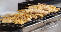 なぜスーパーの店先にある屋台は「焼き鳥屋」ばかり？　元店長が明かす、“切っても切れない”事情とは