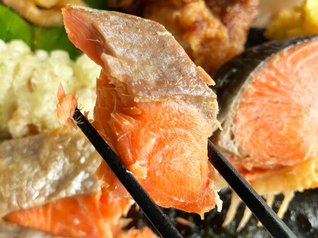 「これが港区スーパー価格！」【明治屋ストアー】「1059円のり弁」の中身は？食べたら「大根漬」にびっくり！の画像7